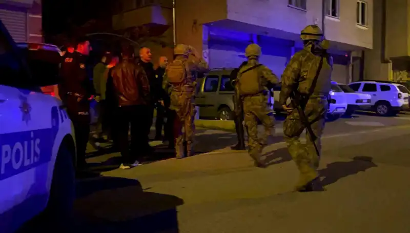 Tüfekle Balkondan Ateş Açan Şahıs, Polisi Görünce Evine Kilitlendi