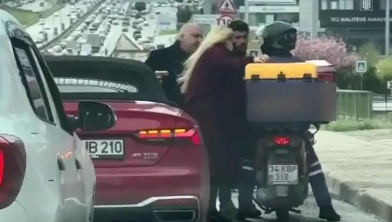 D-100'de Dehşet Anları: Motokuryeye Silah Çeken Sürücü Hemen Yakalandı