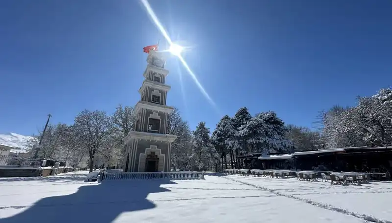 Nisan Ayında Erzincan'da Yağmur Yerine Karlı Manzaralar!