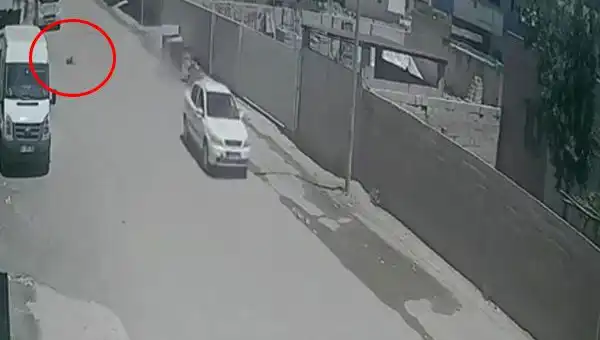 Düşük Hızda Çarpan Otomobil, Küçük Çocuğun Hayatını Tehdit Etti
