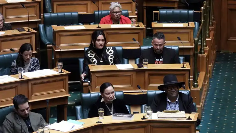 Yeni Zelanda Meclisi, 3 Maori Milletvekiline Haka Dansı Cezası Verdi!