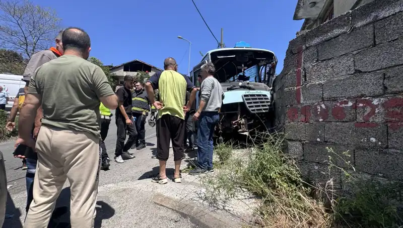 Minibüsün Duvara Çarpması: 14 Yaralının Dramı ve Sebepleri