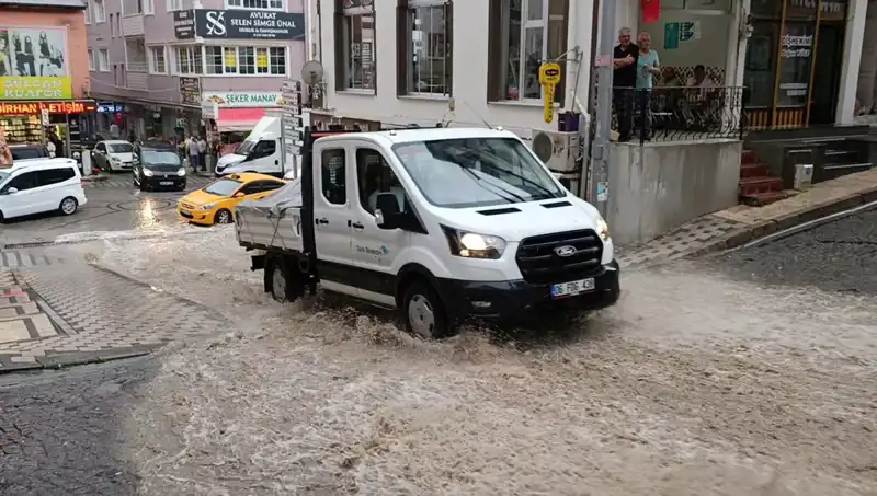 10 Dakikalık Sağanak Yağış Şehri Su Altında Bıraktı!
