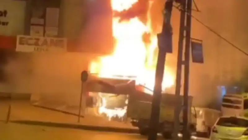 Başakşehir'deki İş Merkezinde Korkutan Yangın: Detaylar Ortaya Çıktı!