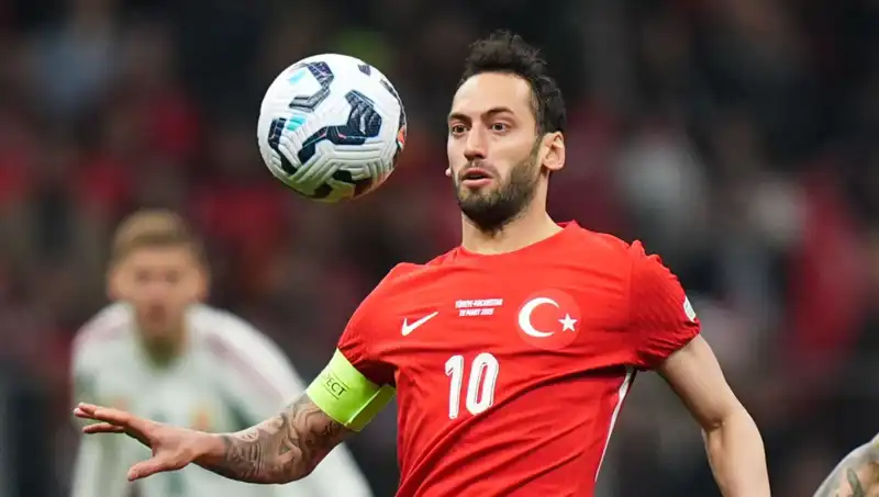 Fenerbahçe'nin Hakan Çalhanoğlu Teklifi: Mourinho'nun Stratejisi Ne?