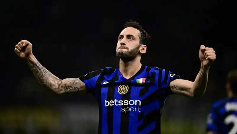 Hakan Çalhanoğlu'nun Tatil Keyfi, Inter'in Kampa Dönüş Hedefiyle Müsaitliği Sınırlı