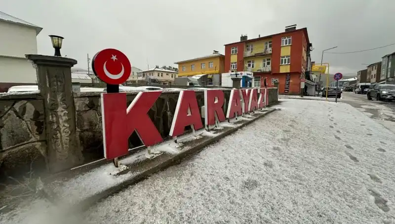 Temmuzda Aniden Yağan Kar, Sürücüleri Hazırlıksız Bıraktı!