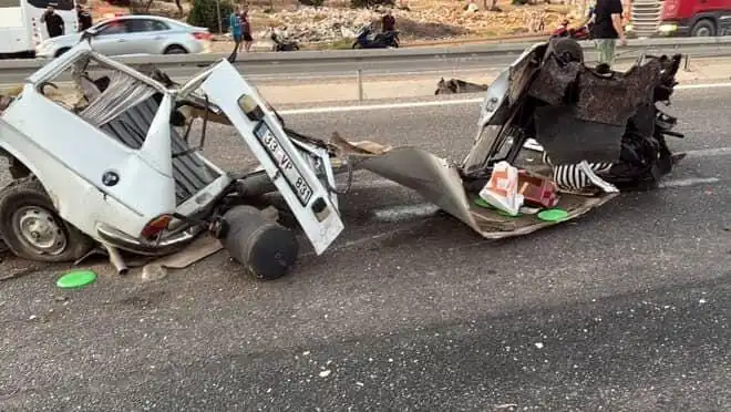 Bariyere Çarpan Araçta Ölüm ve Yaralanma: Korkunç Kaza Detayları