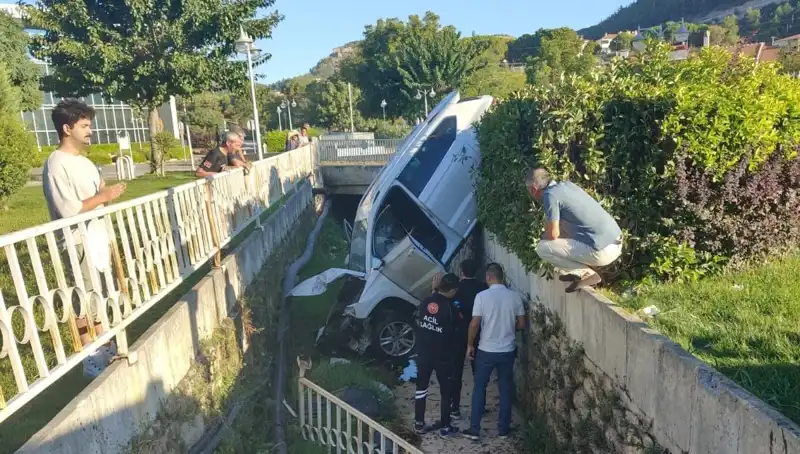Muğla'da Direksiyonu Kırdığı İçin Kaza Yapan Sürücü Olay Yerin Terk Etti