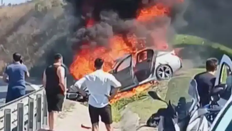 TEM'de Kaza Yapan Otomobil Alev Alev Yandı: Olayın Detayları