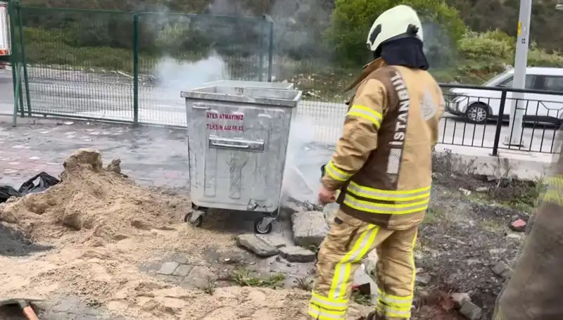 Çöp Konteynerinde Dumanlar! Başakşehir'de Kimyasal Madde Alarmı