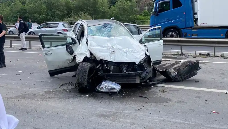 Betona Çarpan Araç Bariyerlere Uçtu: 3 Yaralı!