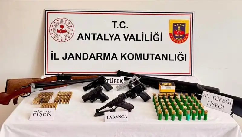 Antalya'da Ruhsatsız Silah Operasyonu: 20 Kişi Gözaltına Alındı