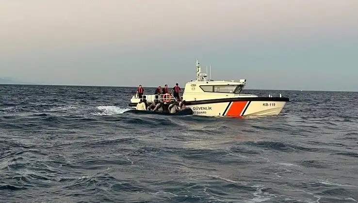 Ayvacık açıklarında göçmen yakalayan dev operasyon: 17 kişi kurtarıldı