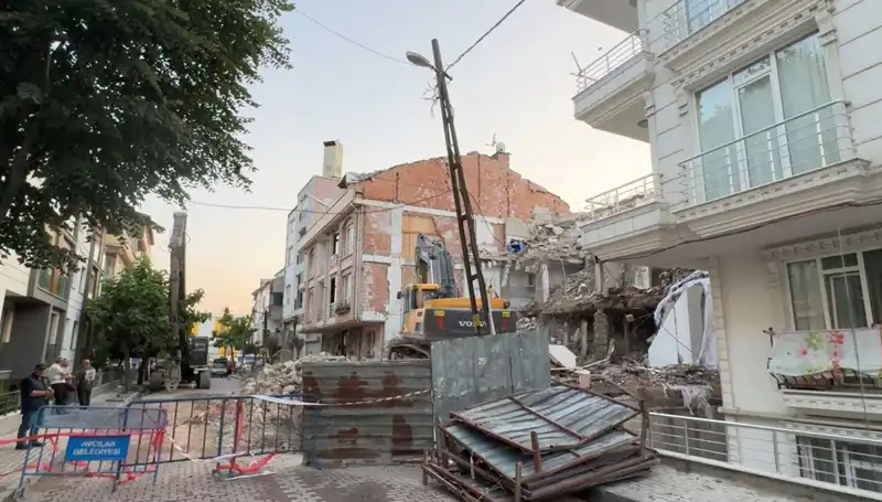 Yıkım İşlemi Sırasında Koptu: İki Sokak Karanlıkta Kaldı