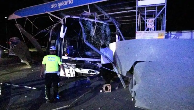 İki Araç Çarpıştı: Otobüs Oto Yıkamaya Daldı, 8 Kişi Yaralandı!