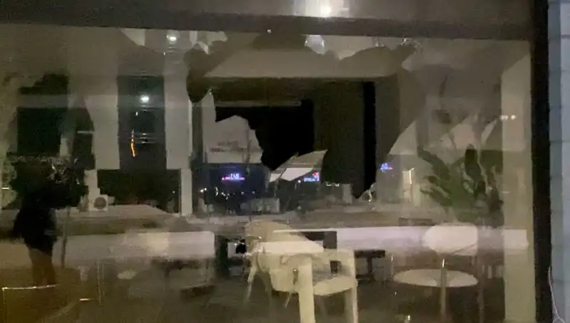 Tarabya'da Mobilya Mağazasına Taşlı Saldırı: Güvenlik Kameralarını Şaşkına Çeviren Olay