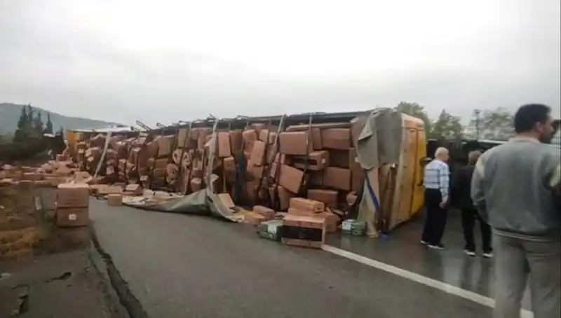 TEM'de TIR Devrildi: Ankara Yolu Tamamen Kapandı, Trafik Felç Oldu!