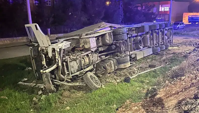 TIR Devrildi, 6 Kişi Yaralandı: Kazanın Detayları ve Nedenleri
