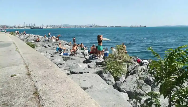 İstanbul'da Hava Sıcaklıkları Artarken Sahile Akın Var!