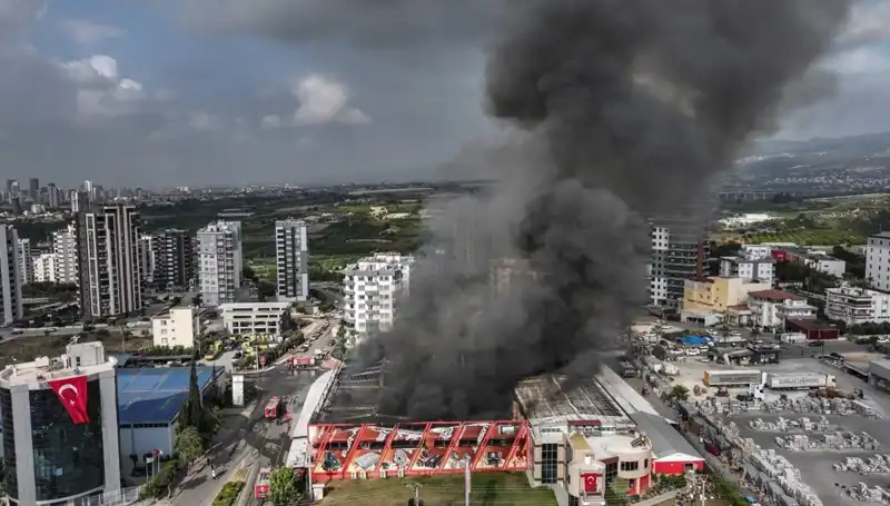 Mersin'deki Fabrika Yangını: Toma ve İtfaiye Ekipleri Seferber Oldu!