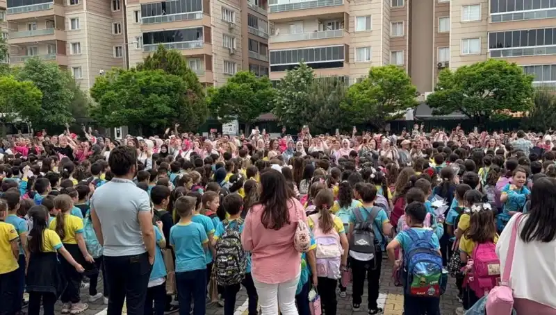 Öğrencilerden Duygusal Annelere Unutulmaz Sürpriz Hediyeler