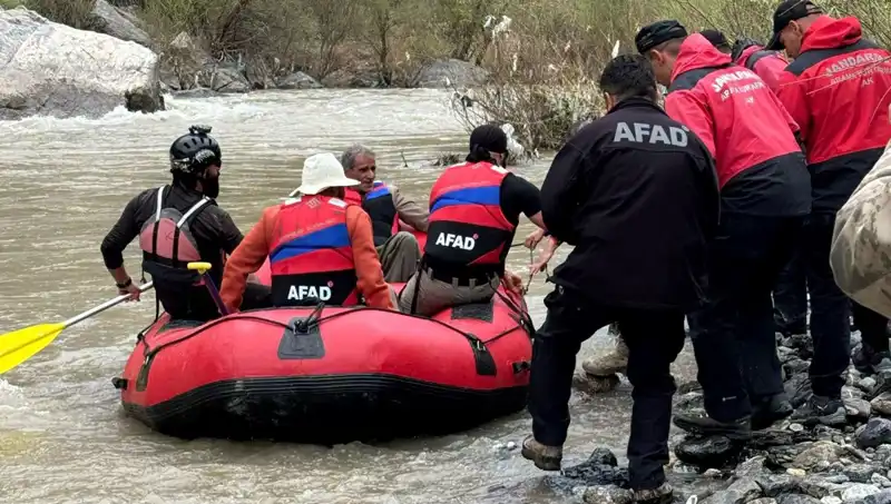 Zap Suyu'nda Mahsur Kalan 4 Kişiyi Kurtarma Operasyonu Gerçekleşti
