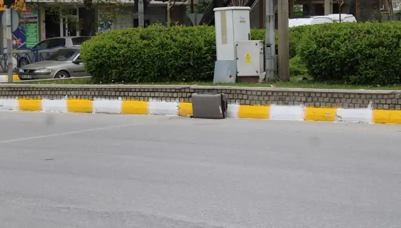 Minibüsten Düşen Valiz, Çifte Endişeye Neden Oldu!